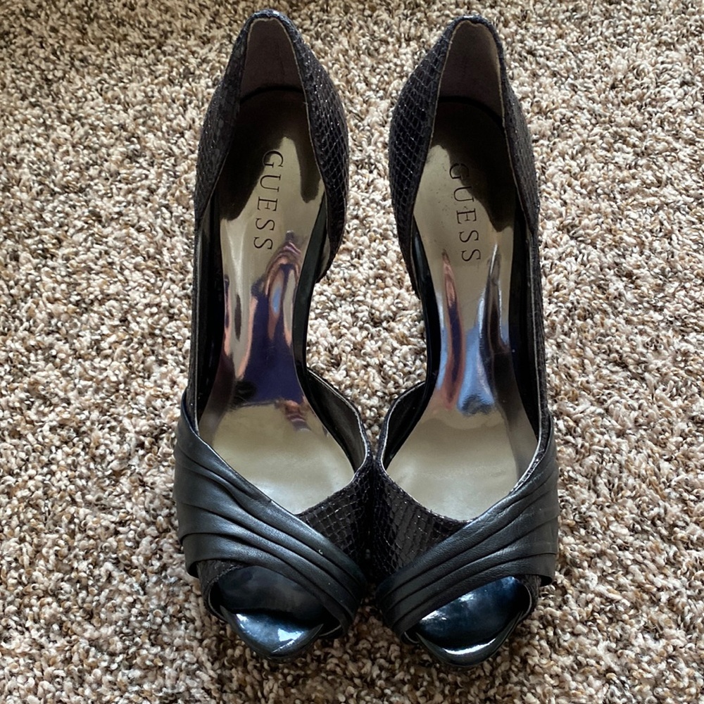 Guess Pumps